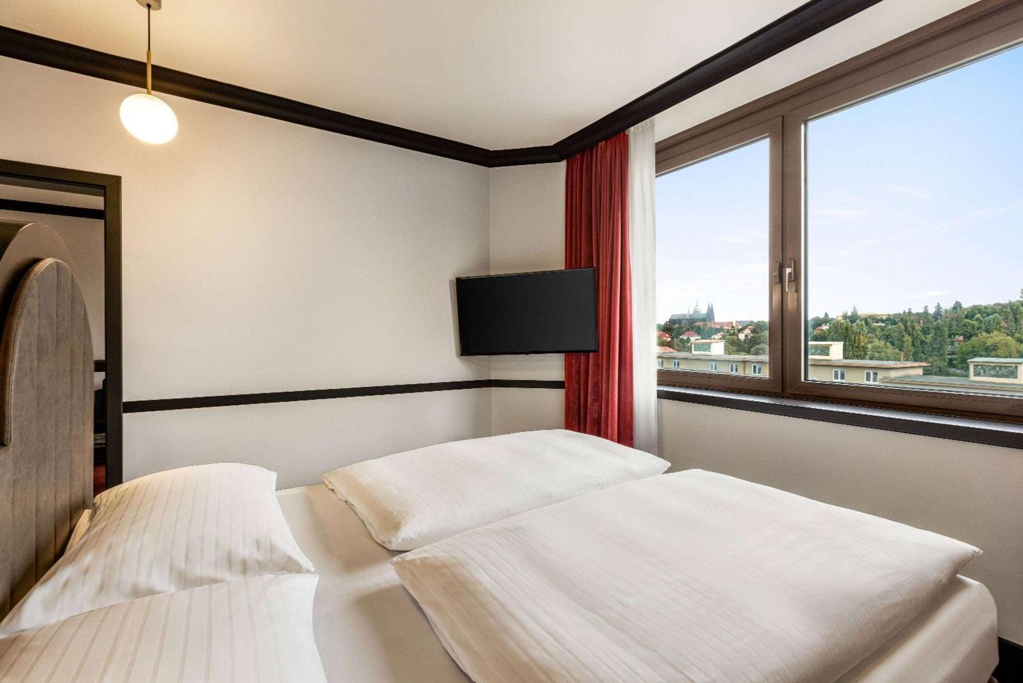 Vienna House By Wyndham Diplomat Hotel 4*