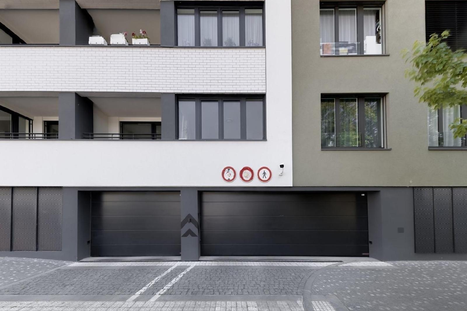 Apartamento Holesovice Delight: Modern Comfort With A Twist In 7 *