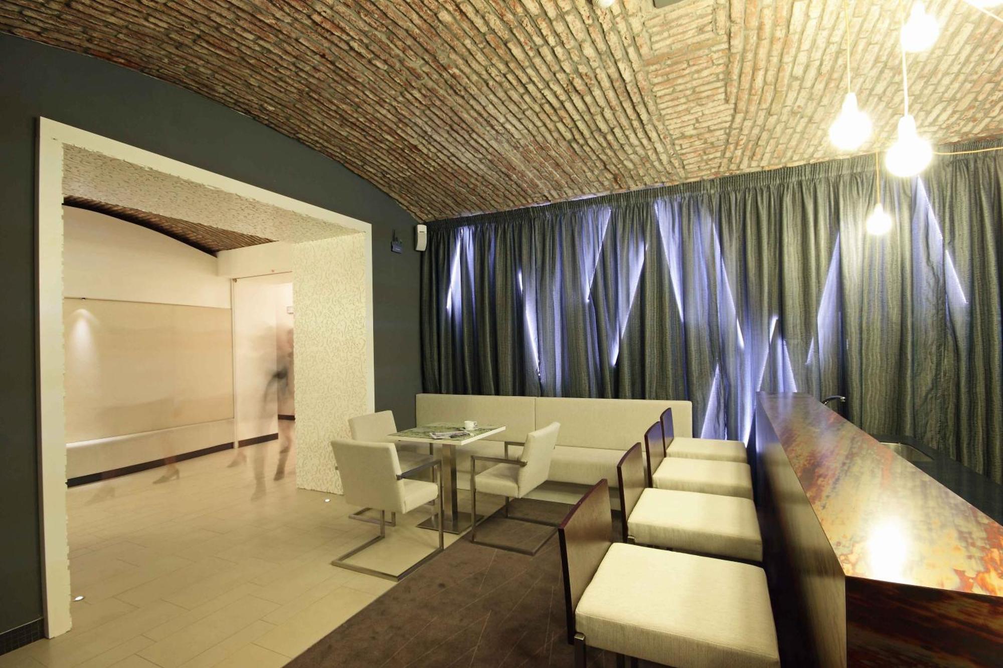 Hotel Pure White