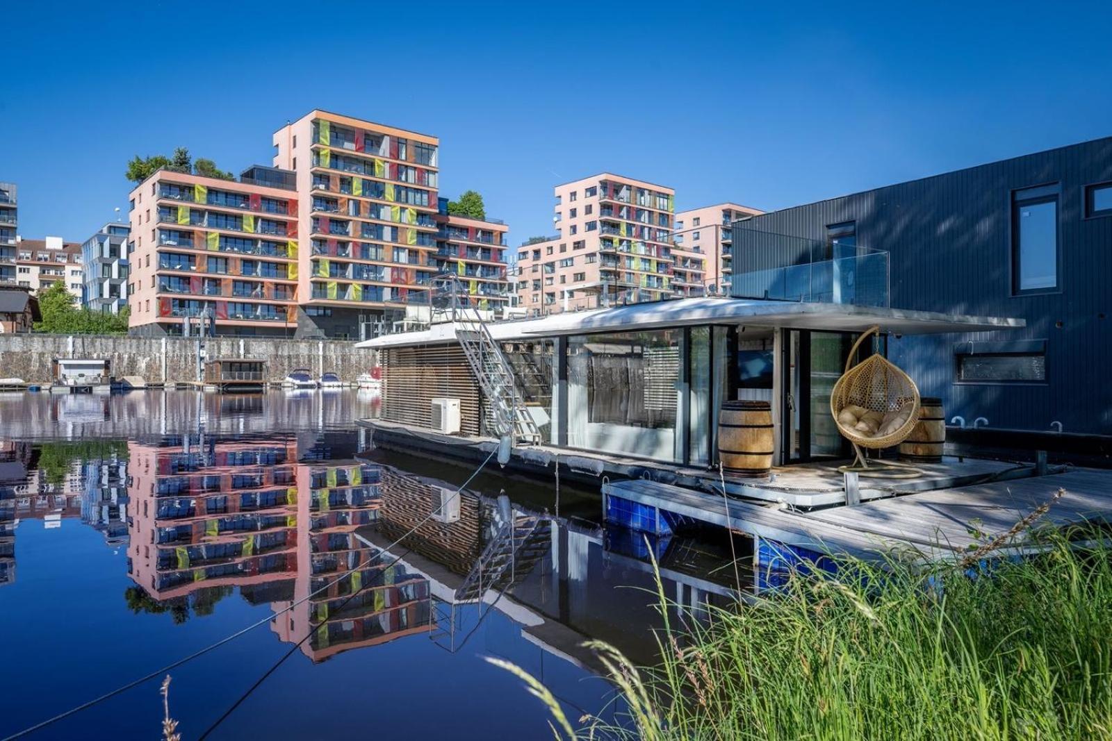 Botel Hausboat Holesovice *