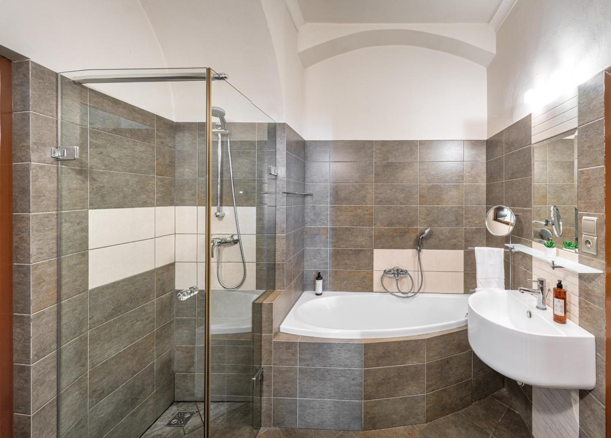 Apartment 3 Epoques By Adrez Prague