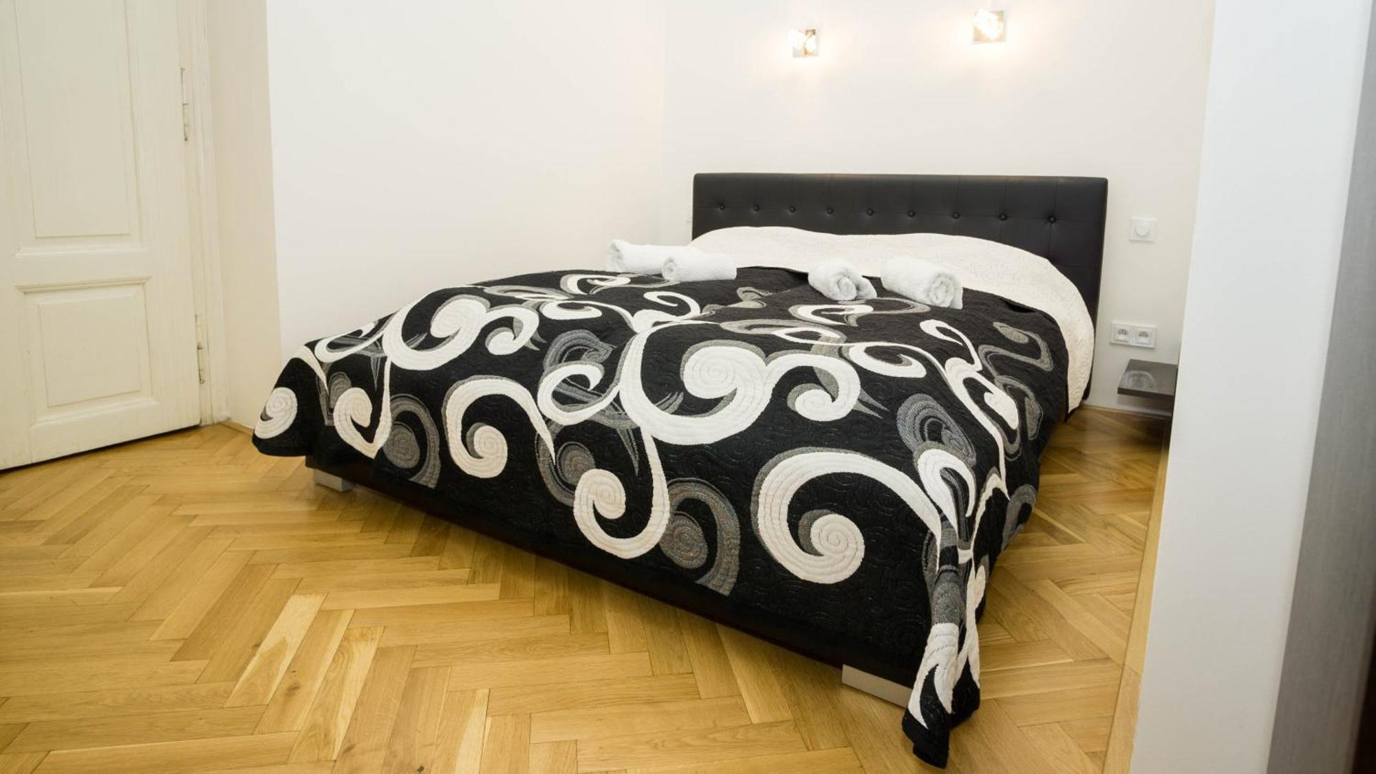 Black & White Apartment Prague By Wenceslas Square And Muzeum Apartment