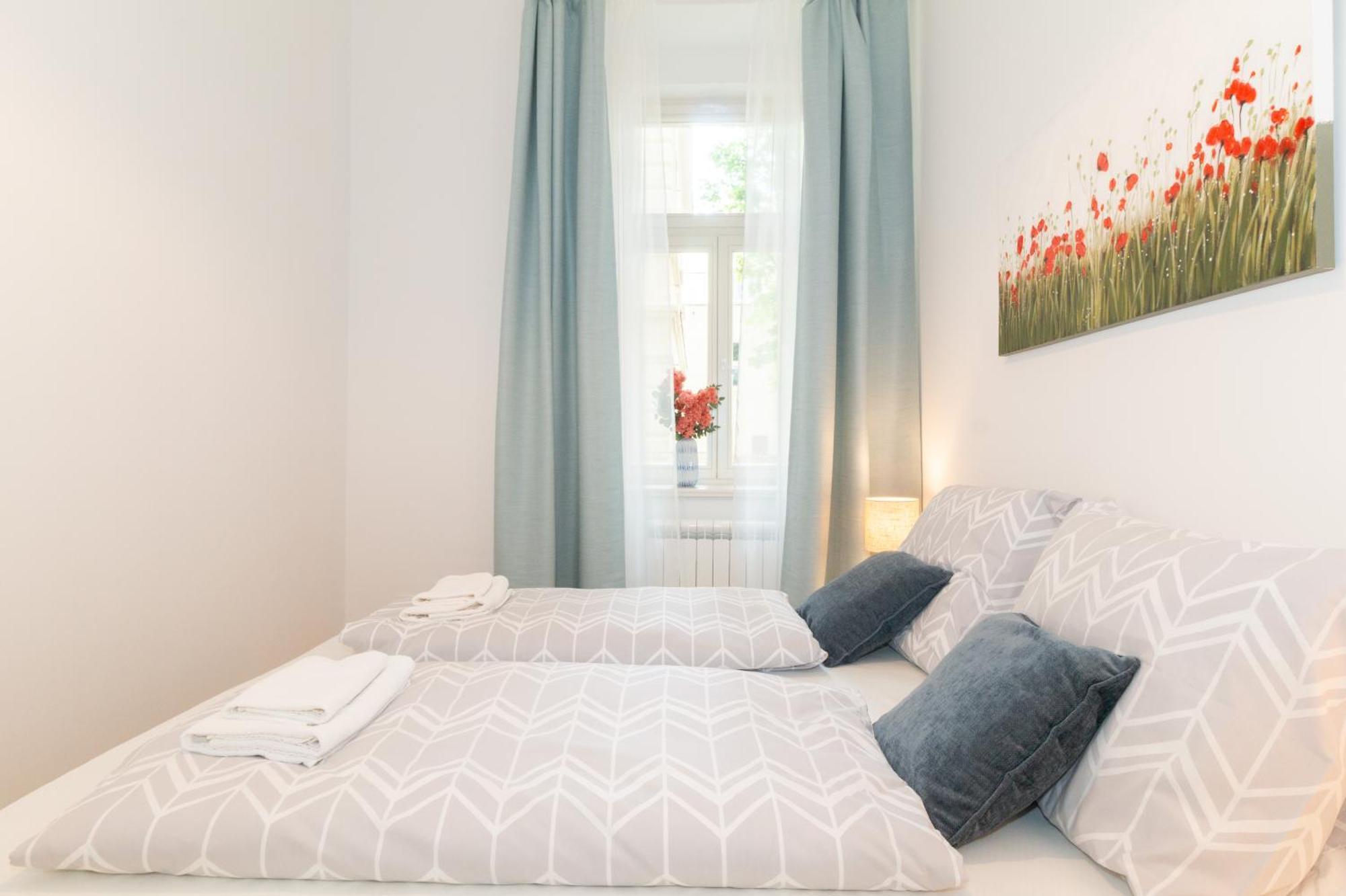 Washingtonova Cr Apartment *