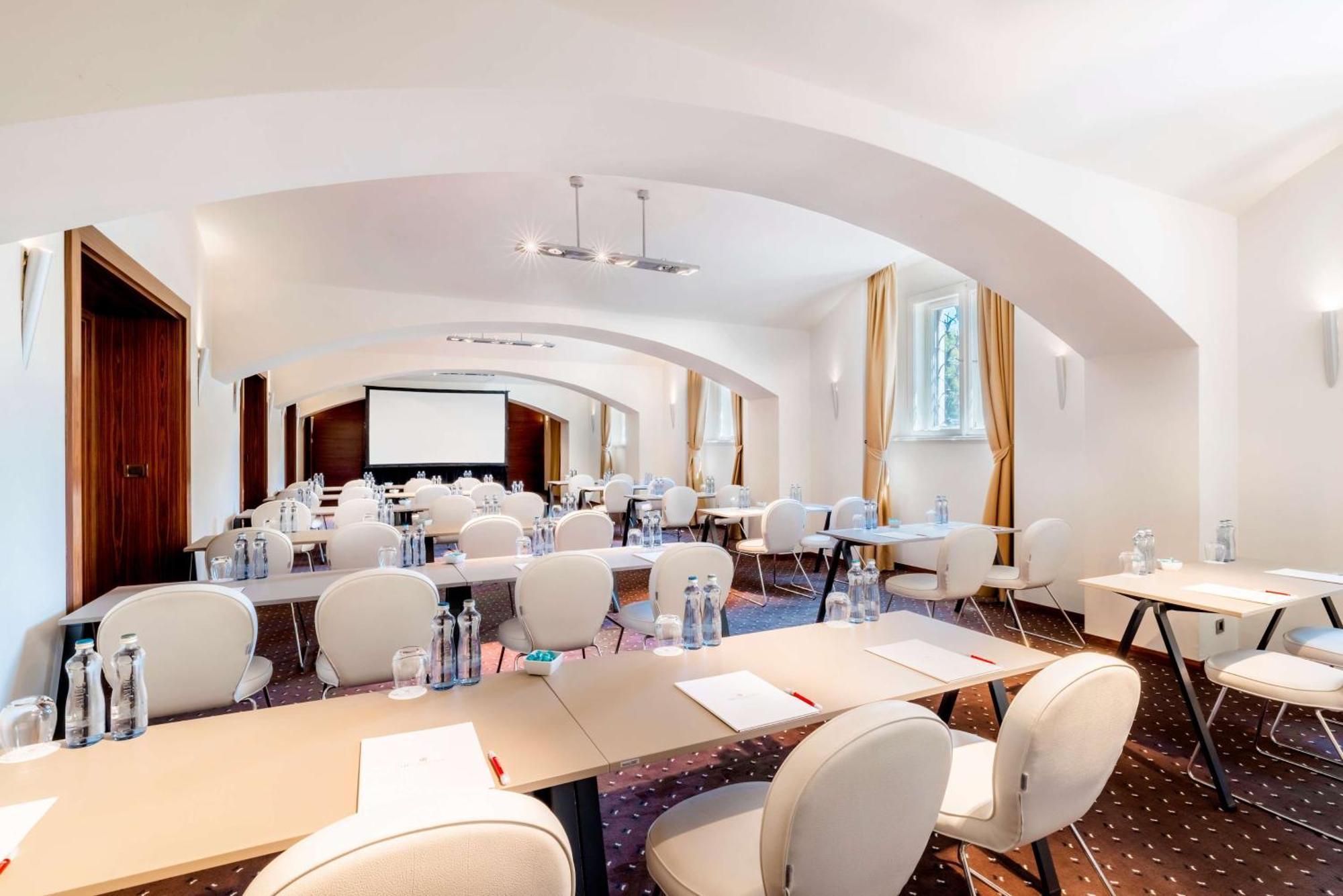 Nh Collection Carlo Iv Otel 5*