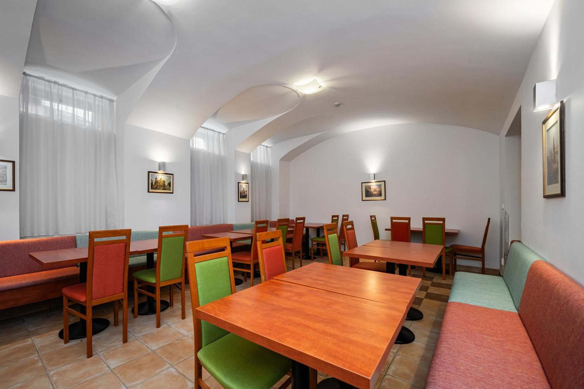 Otel De Luxe