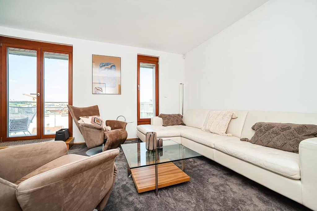 Shiny Rooftop With Free Garage Apartment *