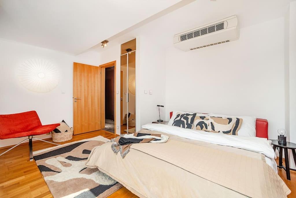 Shiny Rooftop With Free Garage Apartment *