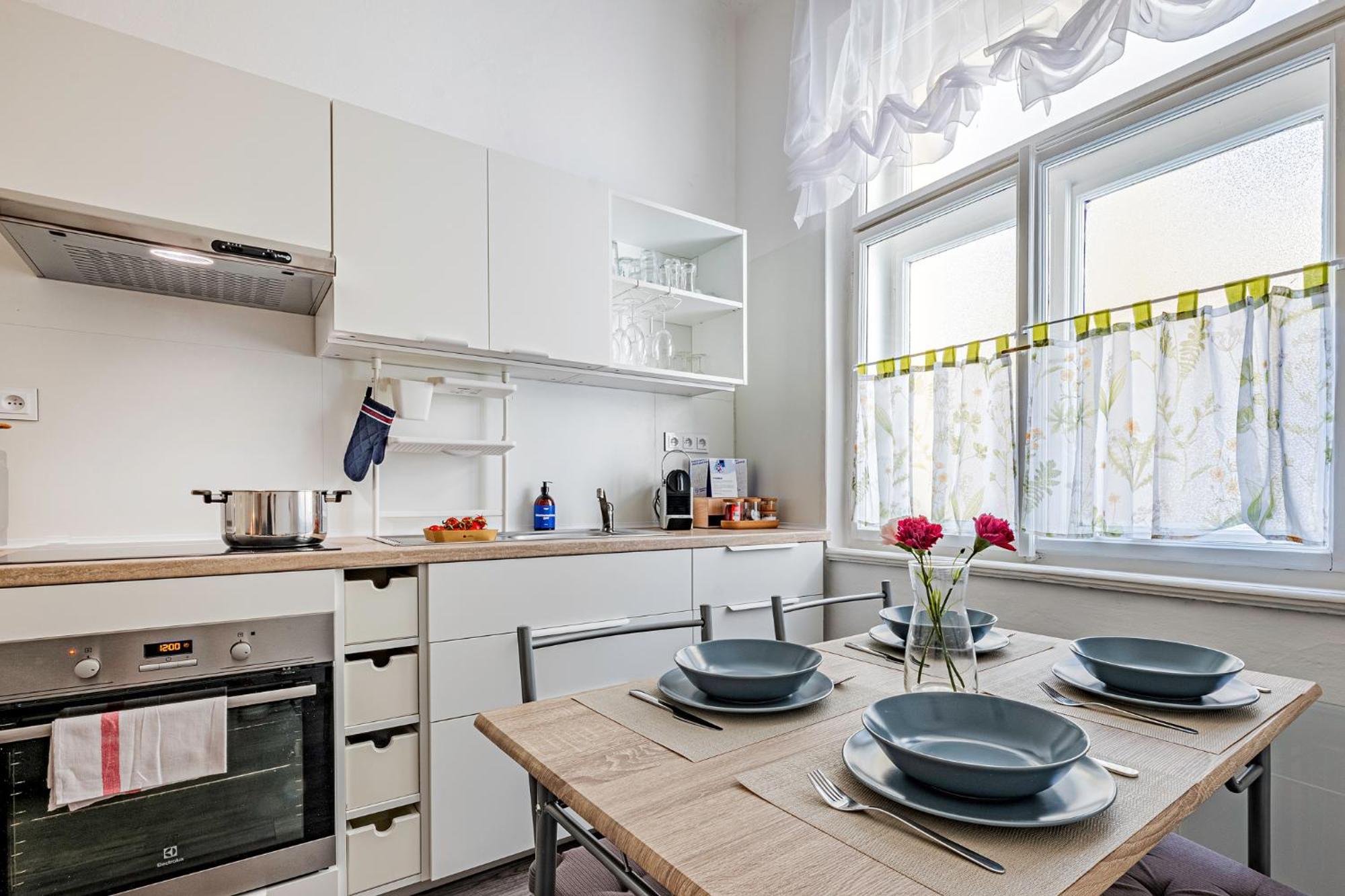 Days - - Trendy Neighborhood Apartment