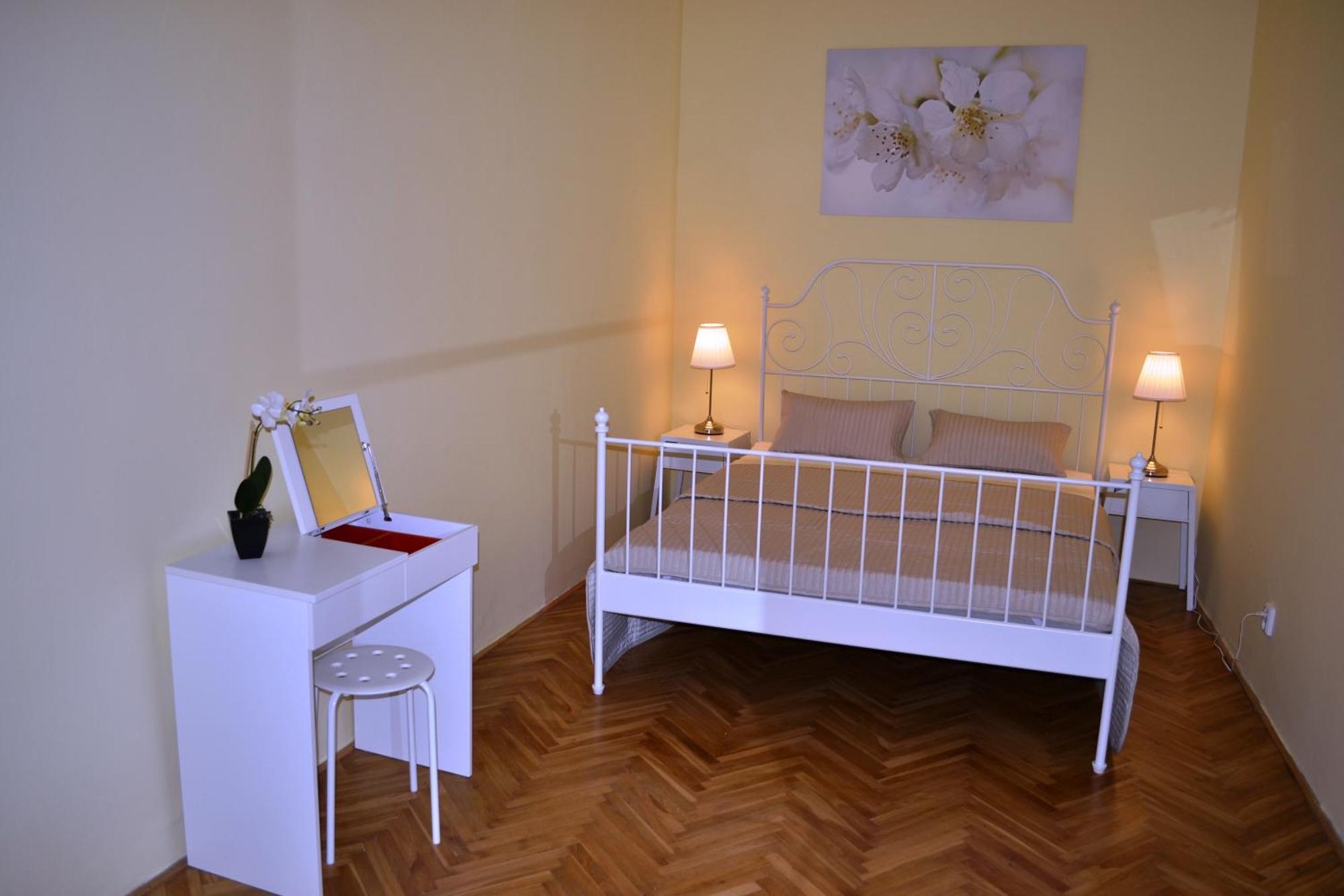 Sunflower 2bdr Flat By Ruterra Prague