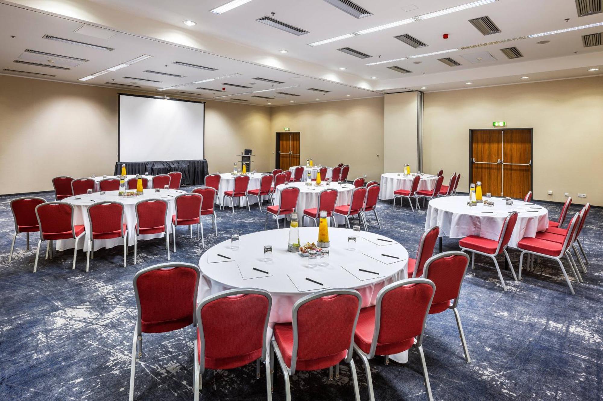Courtyard By Marriott Airport Prague
