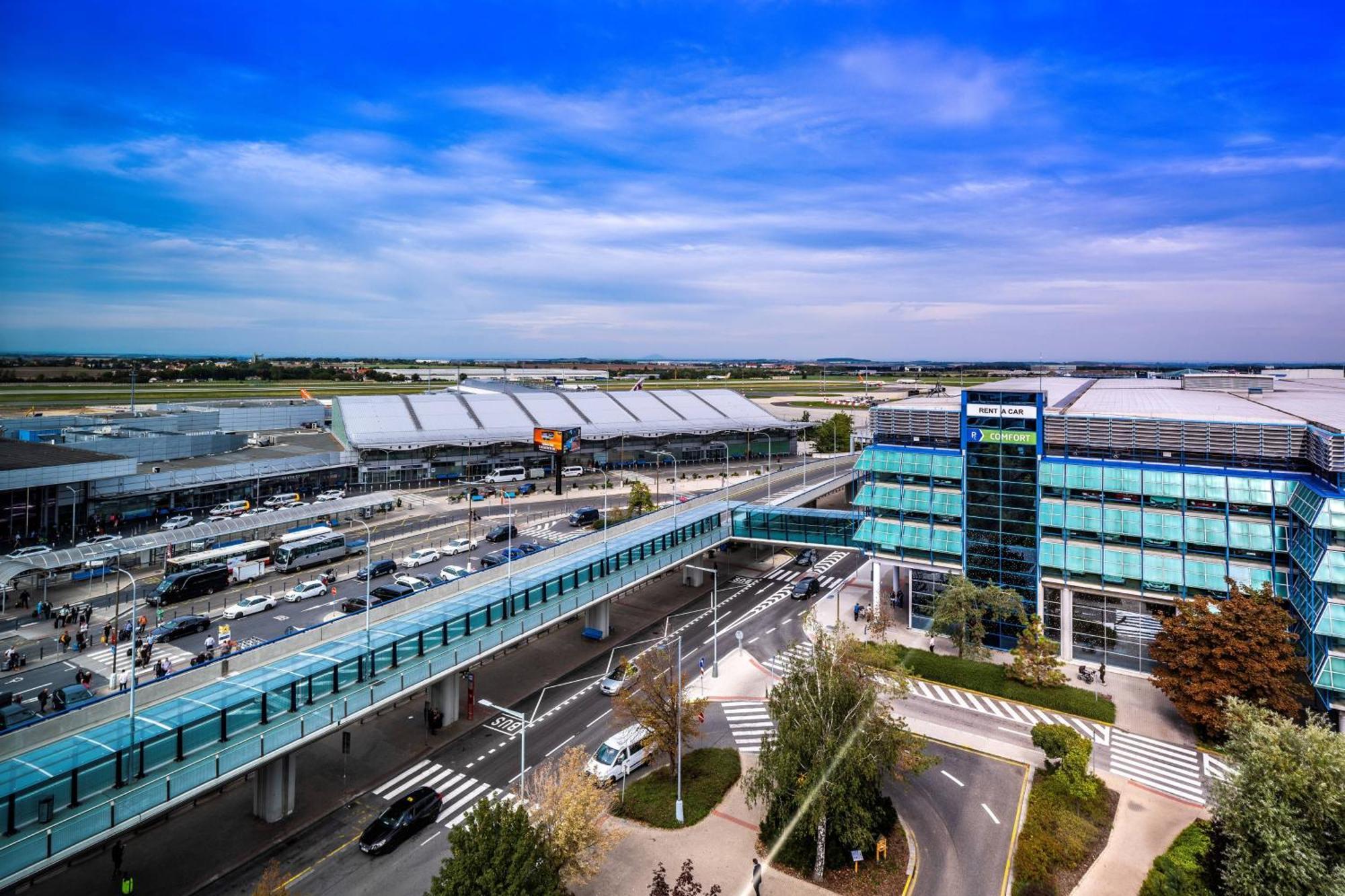Courtyard By Marriott Airport Hotel