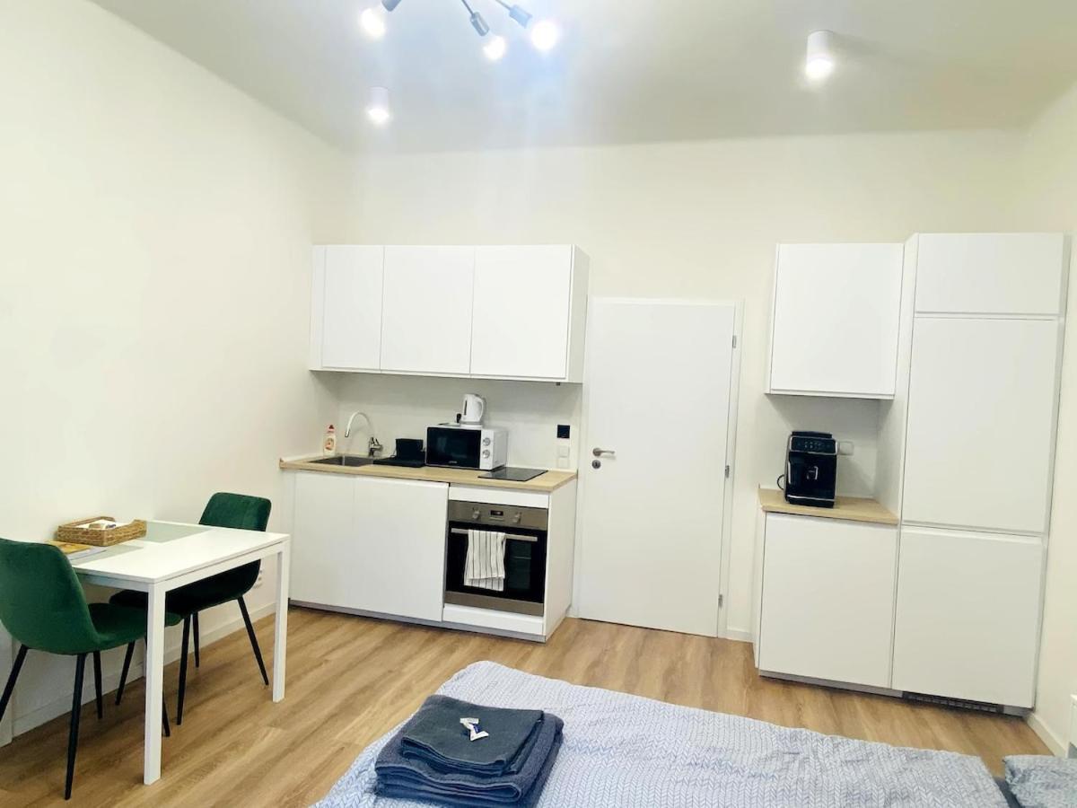 Private Close To Red Subway Pankrac Daire *