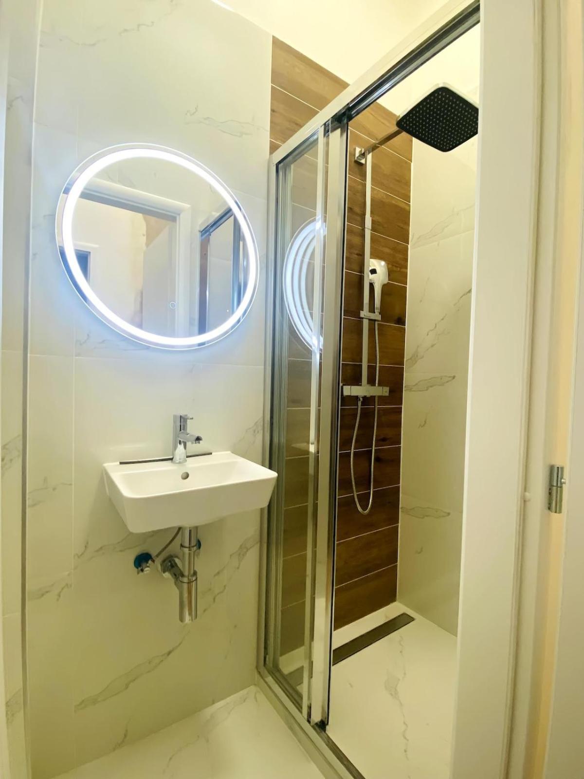 Daire Private Close To Red Subway Pankrac *