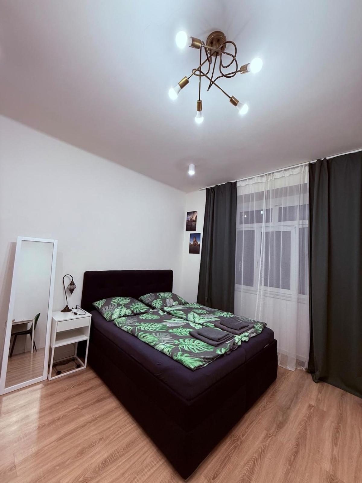 Private Close To Red Subway Pankrac Daire