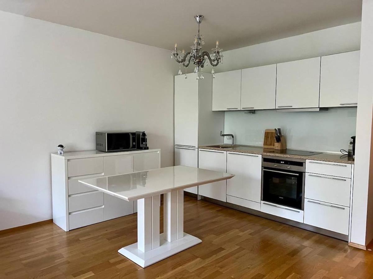 Pronajem Bytu V Luxusnim Rezidencnim Komplexu Appartement Prague