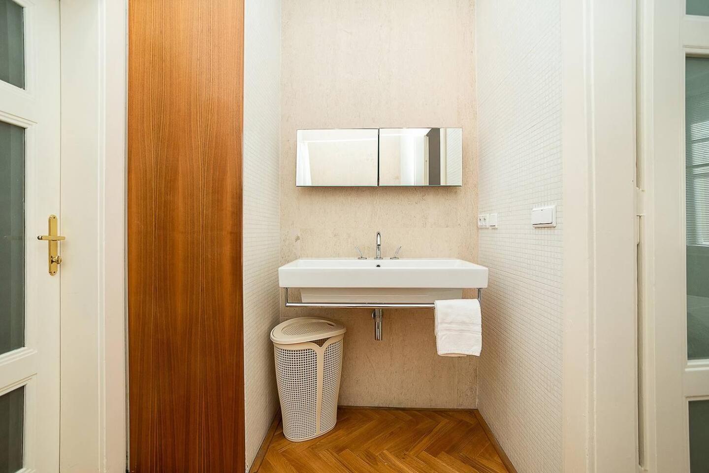 Elegant Old Town With Balcony With Free Garage Prag