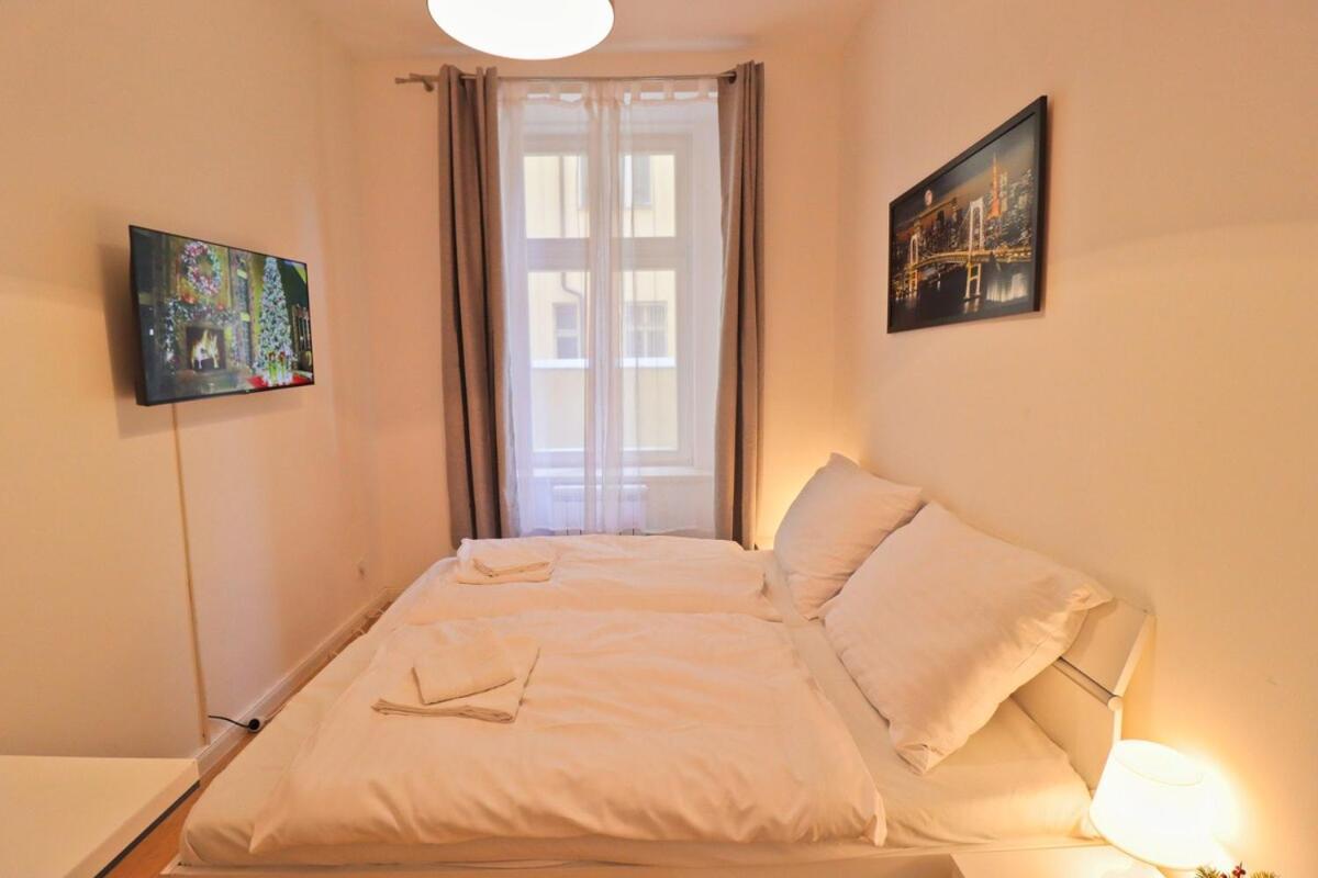 Spacious In The Center Of Apartment *