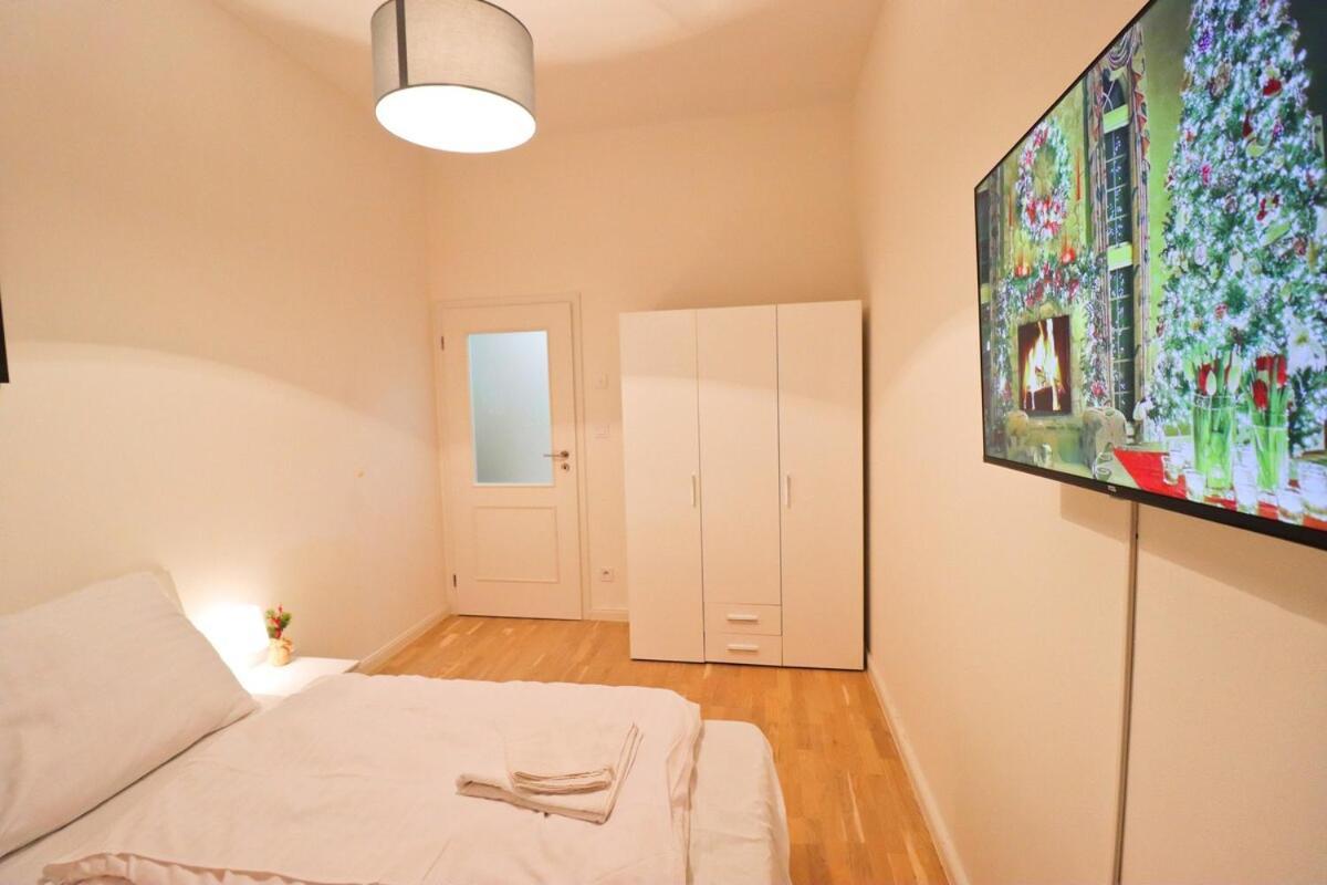 Spacious In The Center Of Apartment *