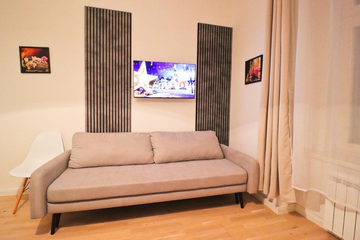 Spacious In The Center Of Apartment *