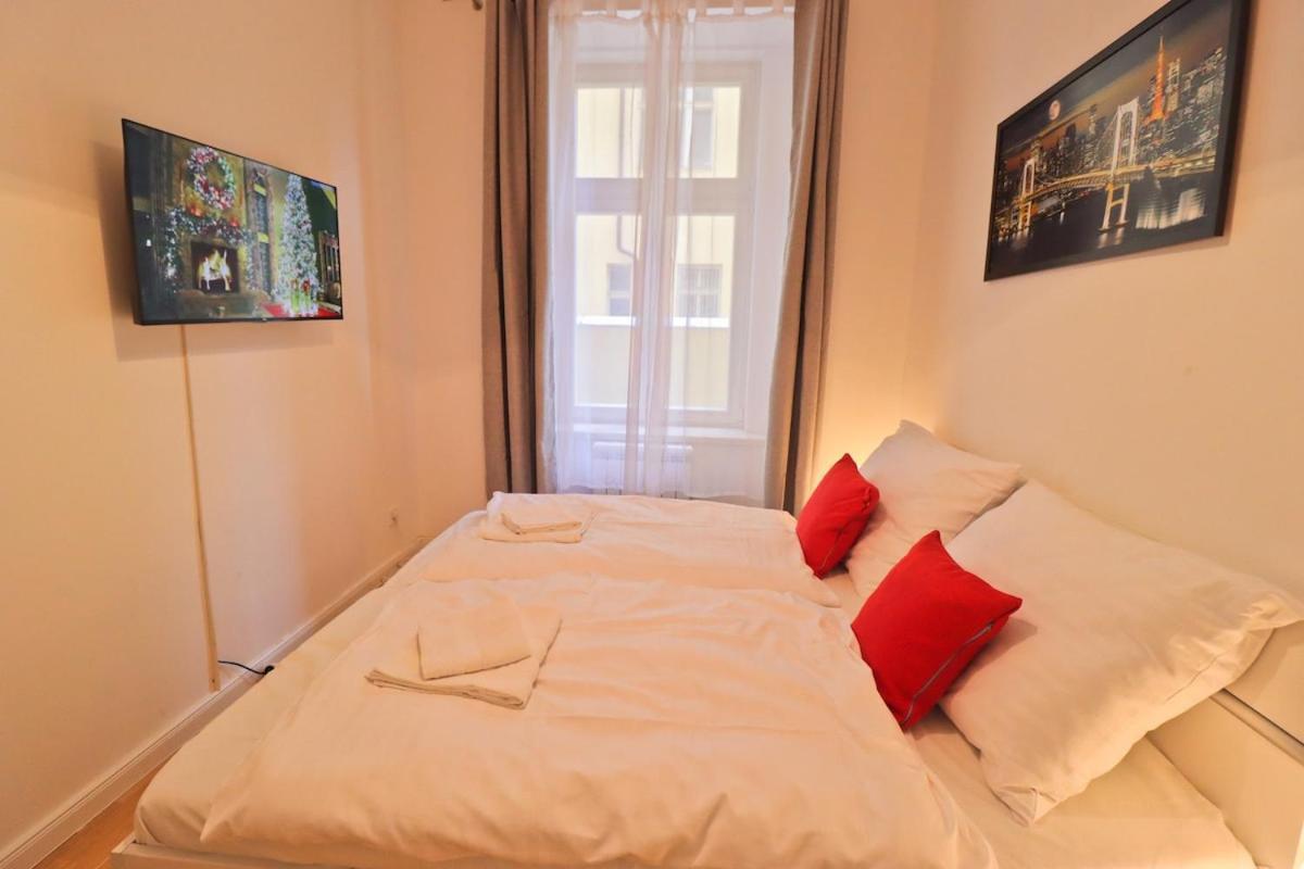 Spacious In The Center Of Apartment