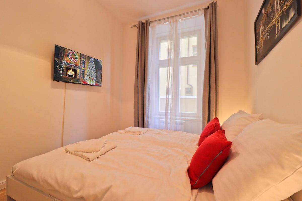 Spacious In The Center Of Apartment *
