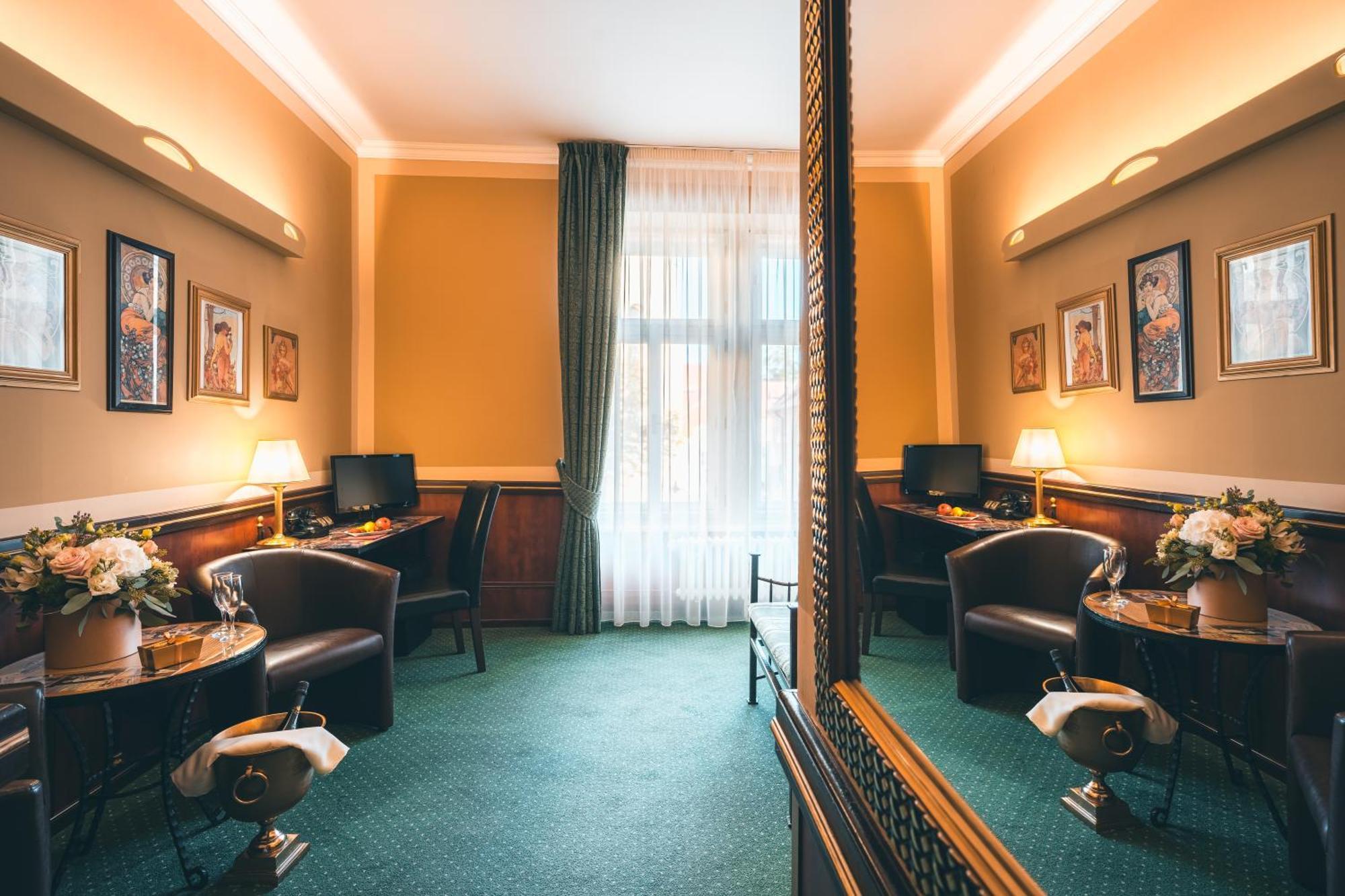 Hotel Hastal Old Town 4*