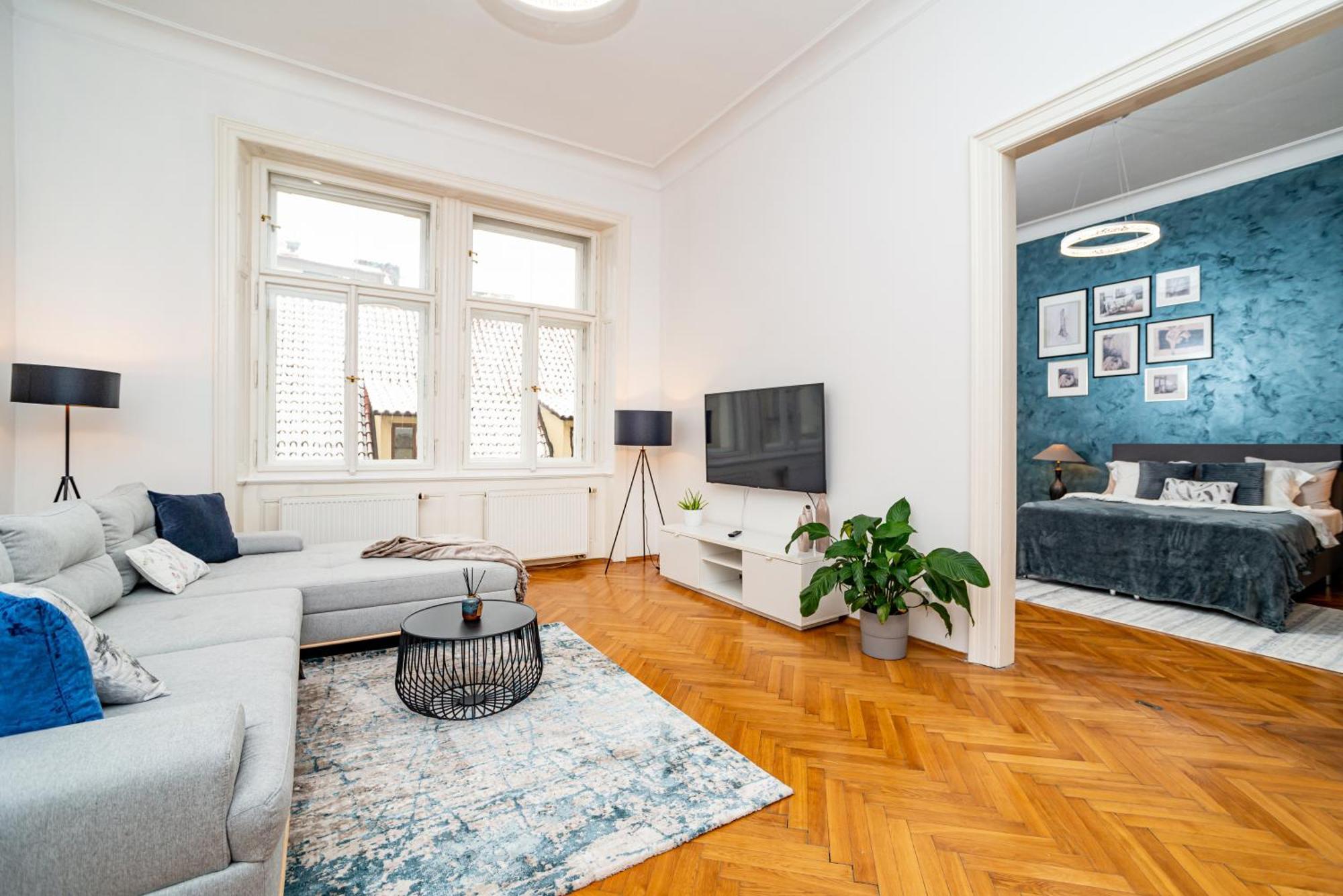 Spacious Two-bedroom In Old Town Apartment *