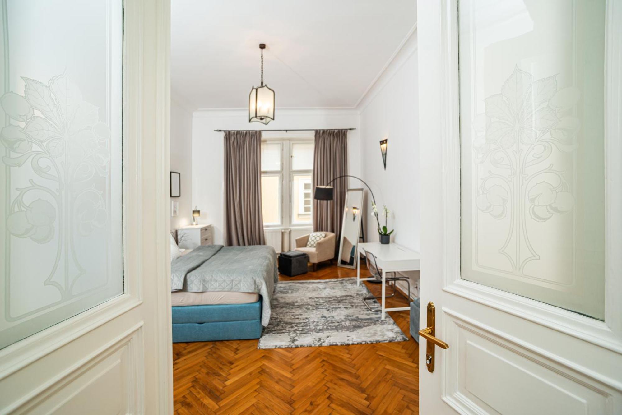 Spacious Two-bedroom In Old Town Apartment