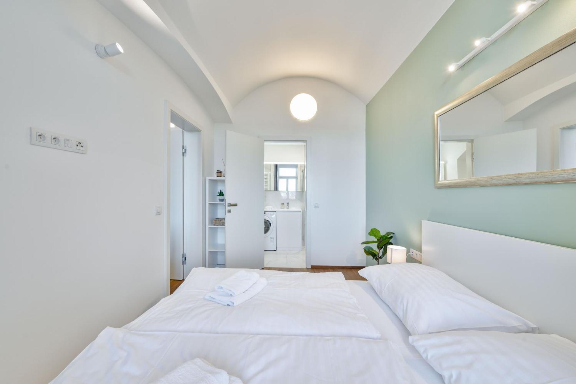 Elegant With Terrace & Bike Path Apartamento Praga