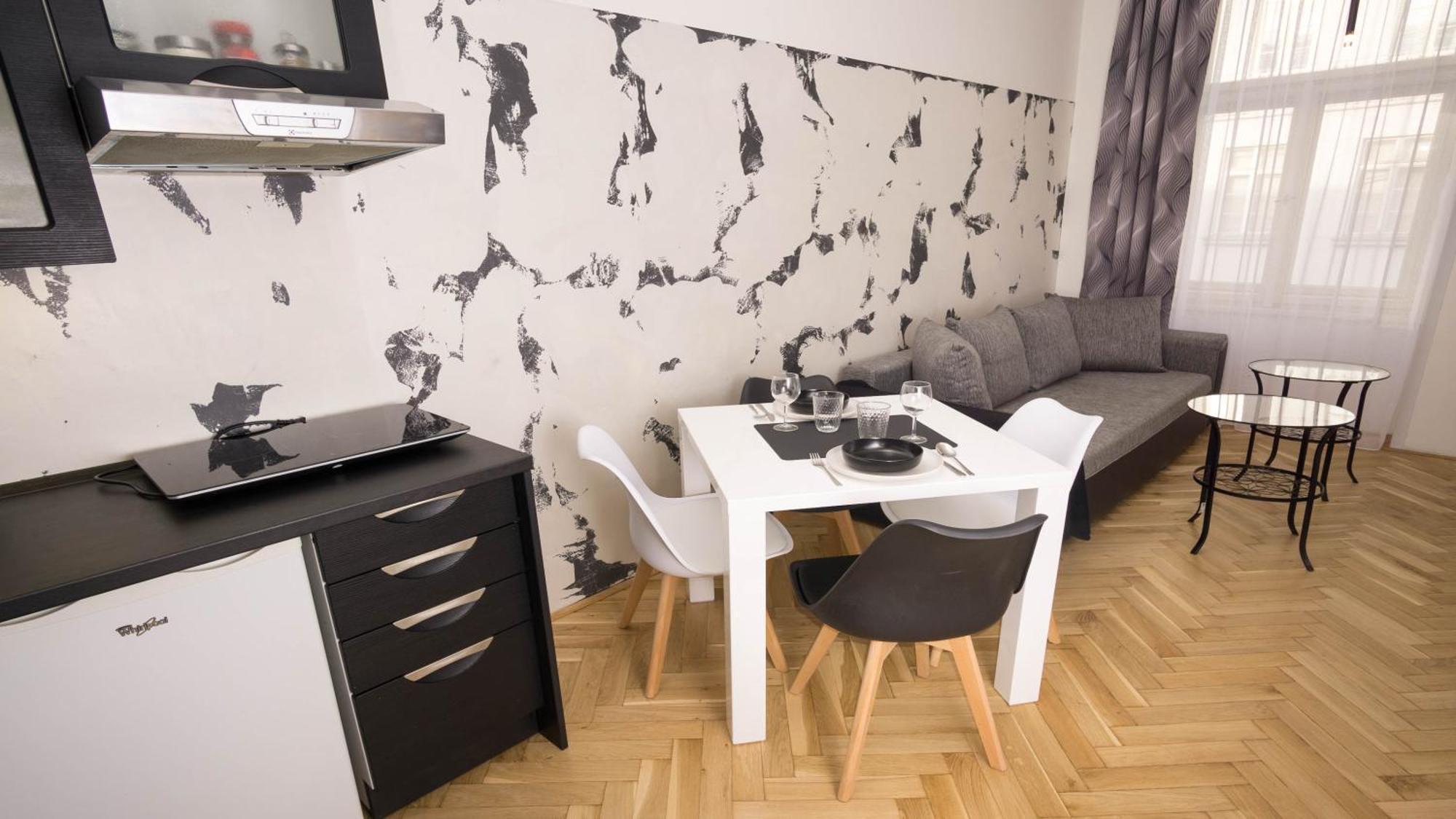 Black & White Apartment Prague By Wenceslas Square And Muzeum