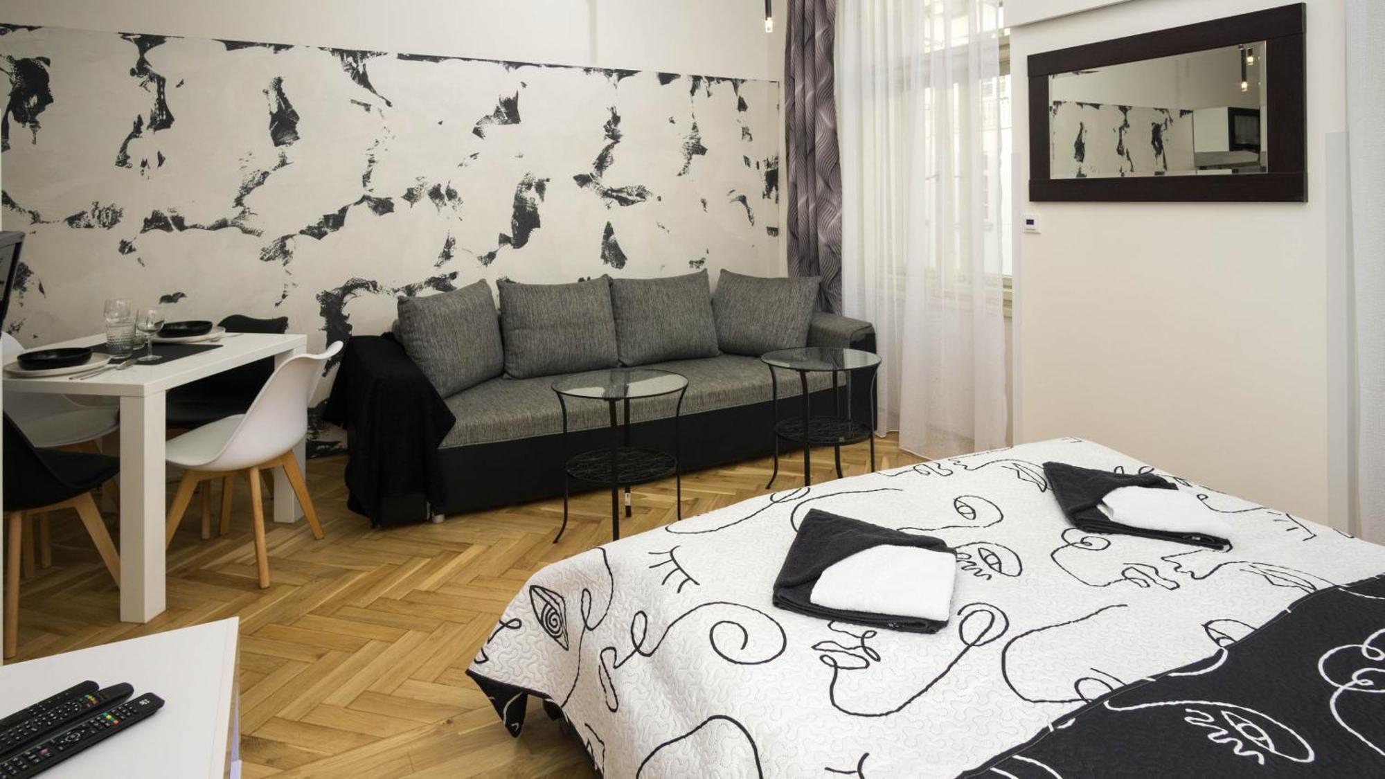 Black & White Apartment Prague By Wenceslas Square And Muzeum *