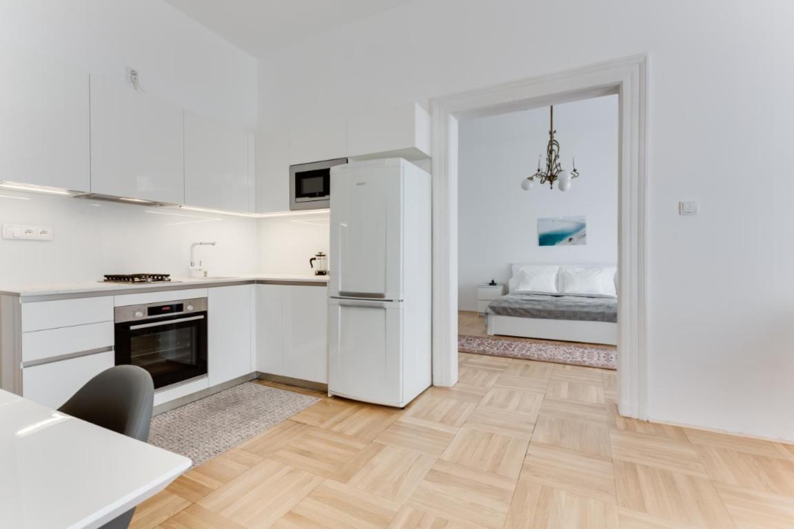 Historic Center - Stylish Family With Balcony Next To River Apartment