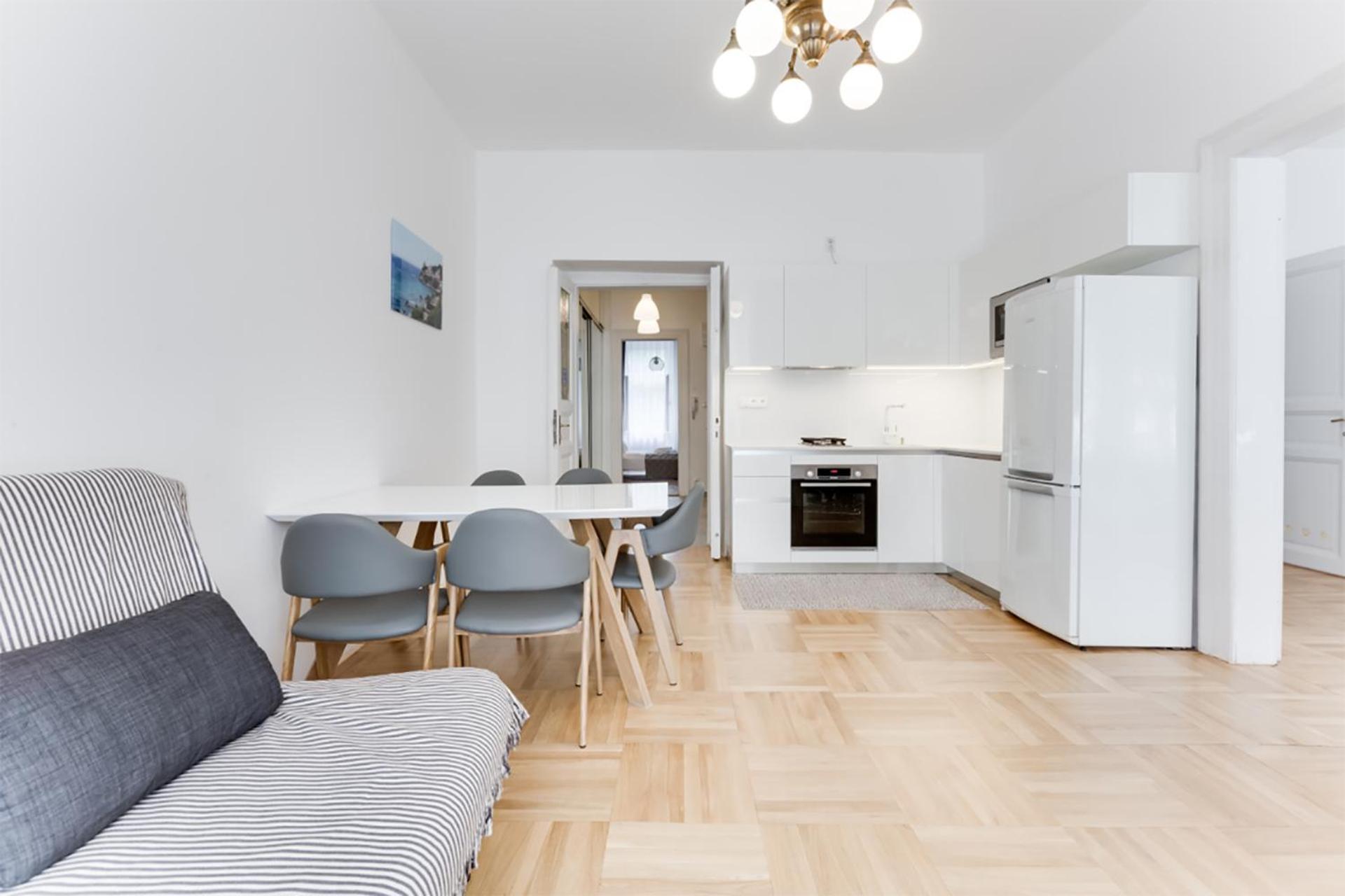 Historic Center - Stylish Family With Balcony Next To River *