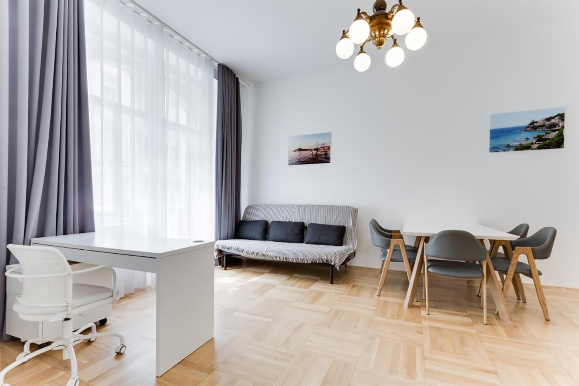 Historic Center - Stylish Family With Balcony Next To River Apartment *