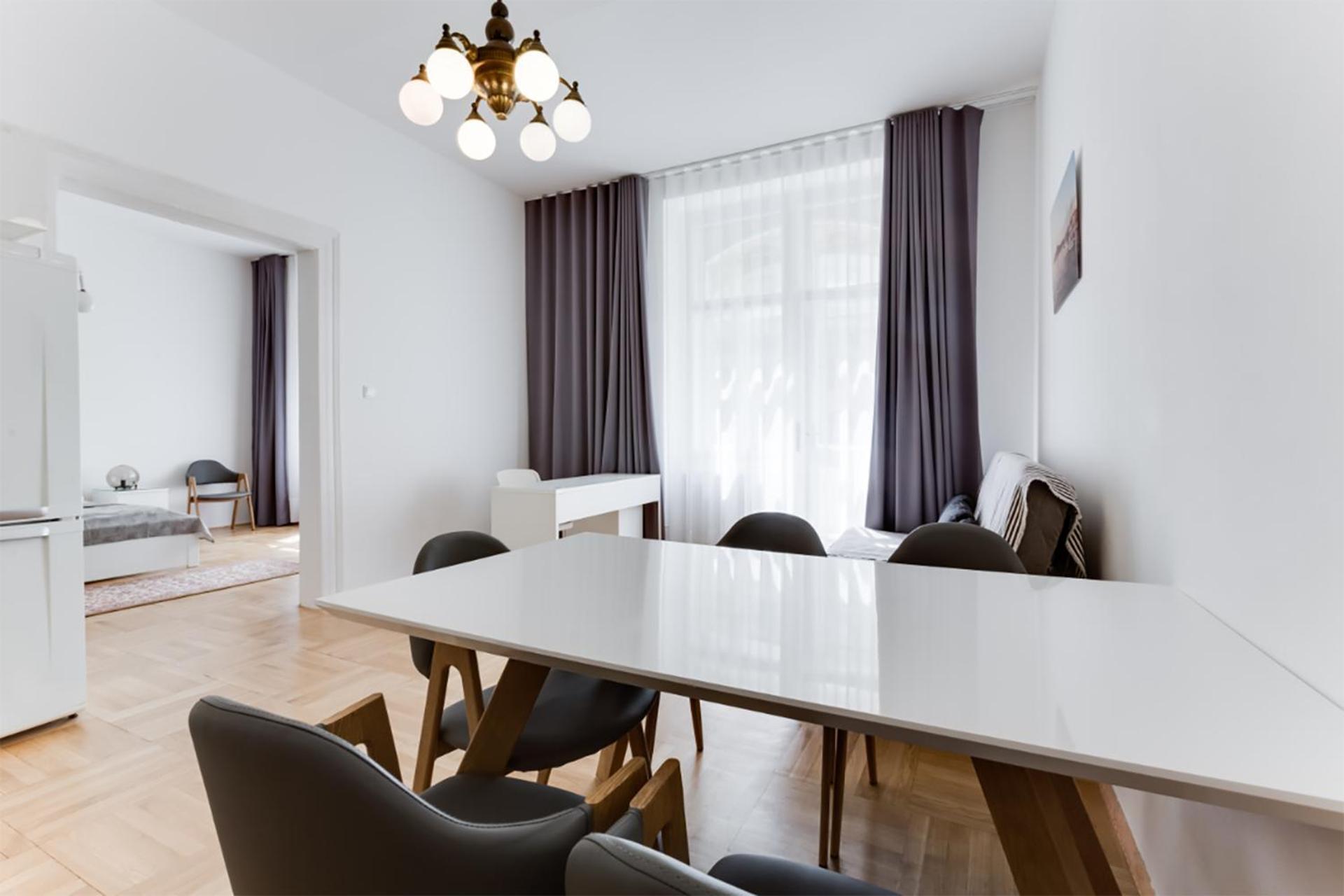 Historic Center - Stylish Family With Balcony Next To River Apartment