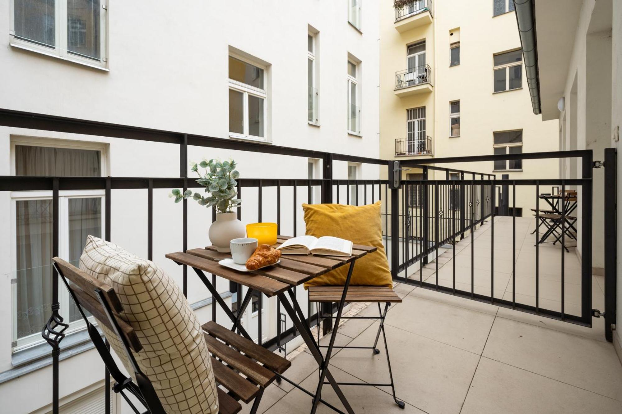 Days - With Balcony And Netflix In Location *
