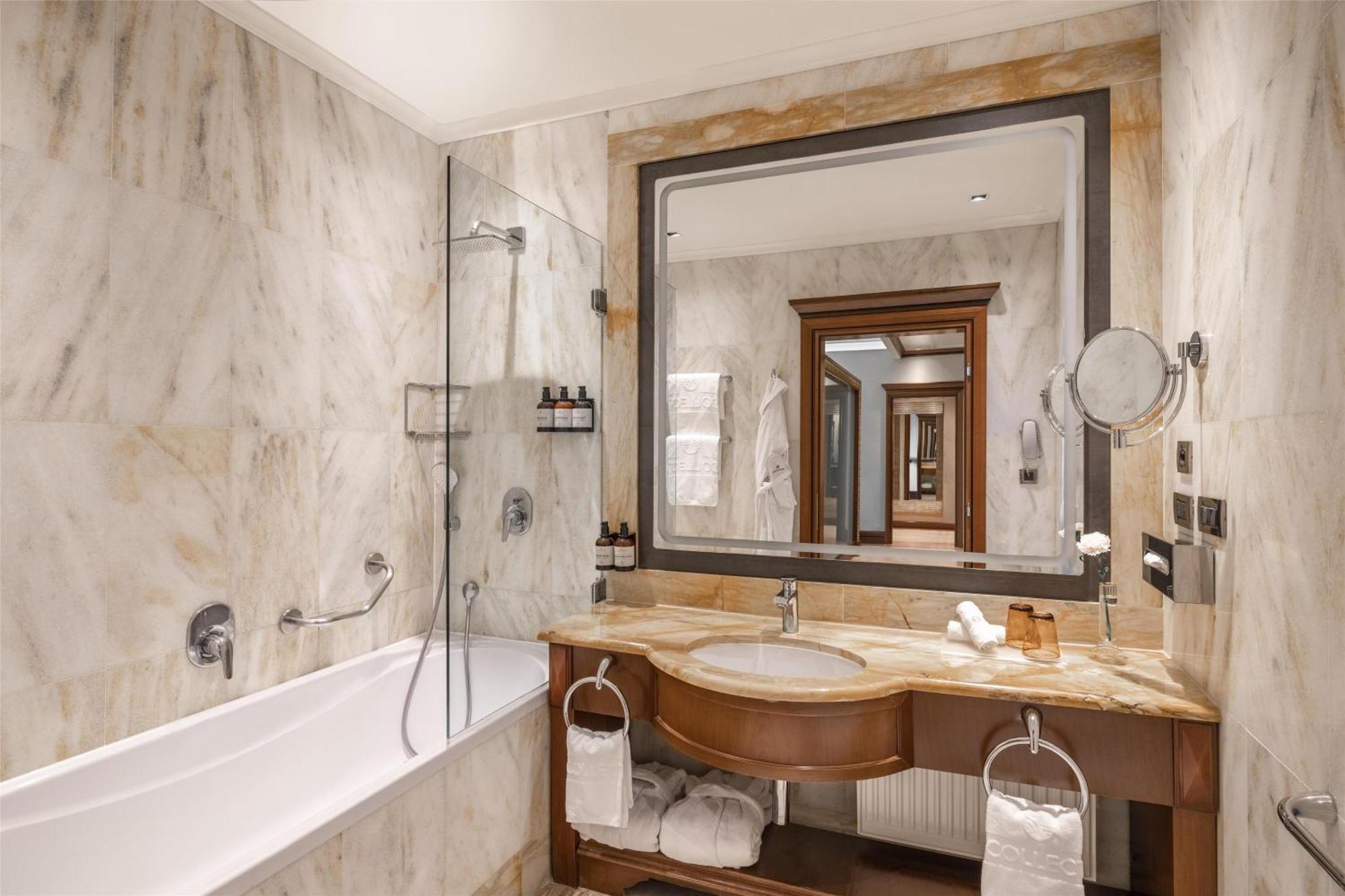 Hotel Nh Collection Carlo Iv 5*