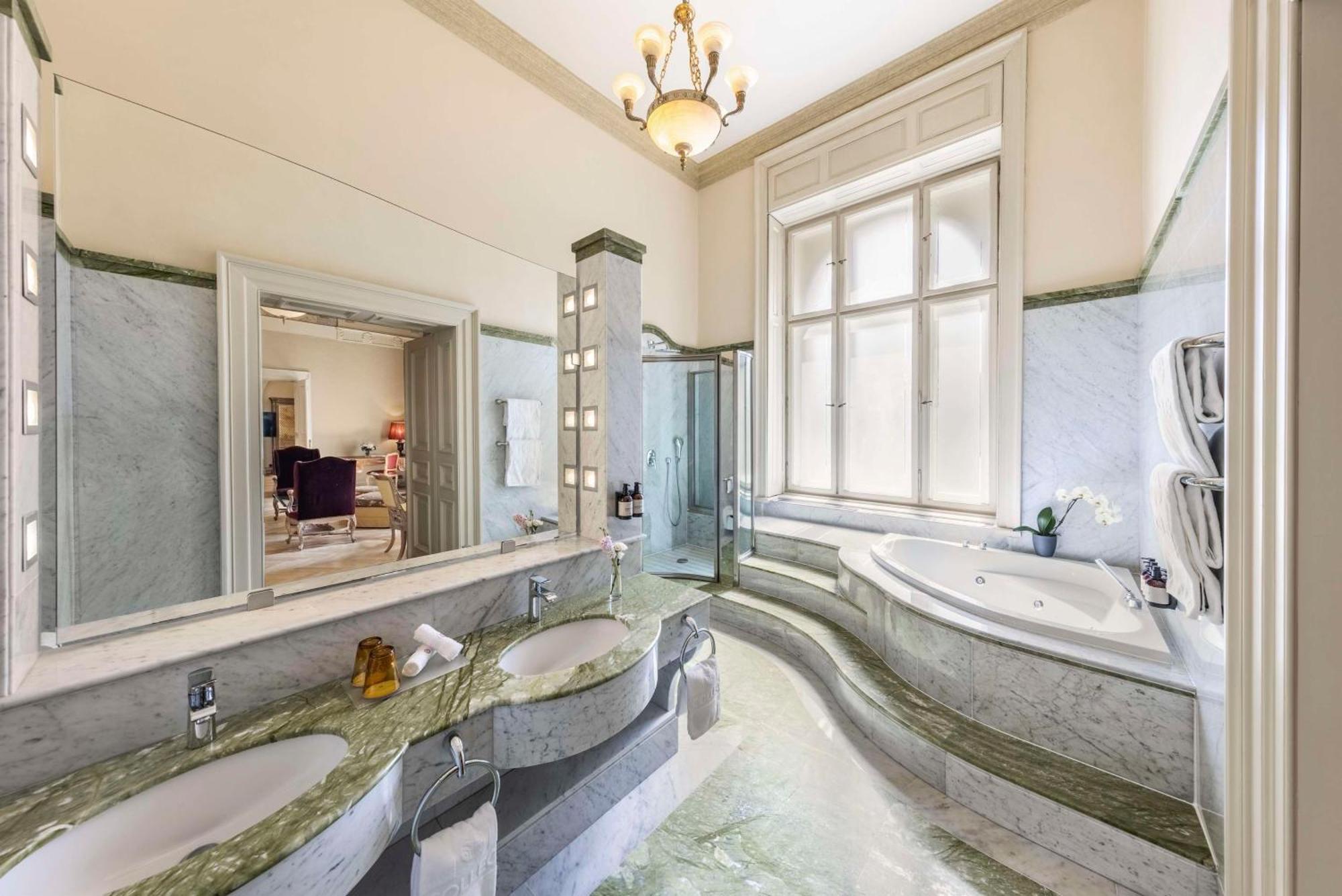 Nh Collection Carlo Iv Hotel 5*