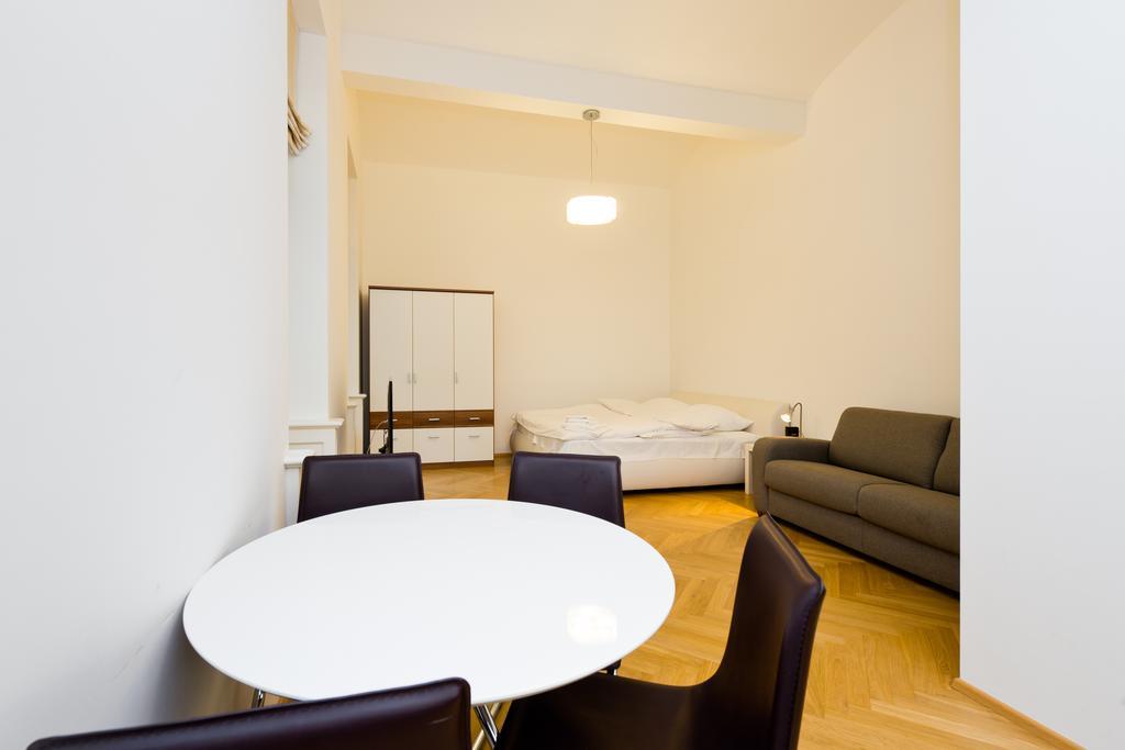 Modern Všehrdova Apartment *