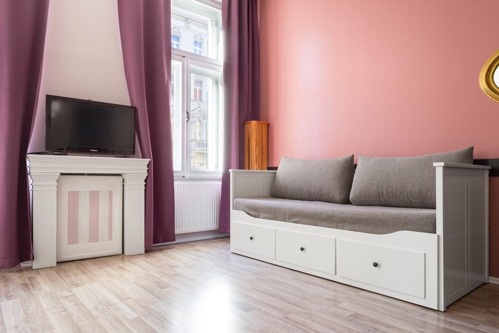 Royal Court Legerova 3*