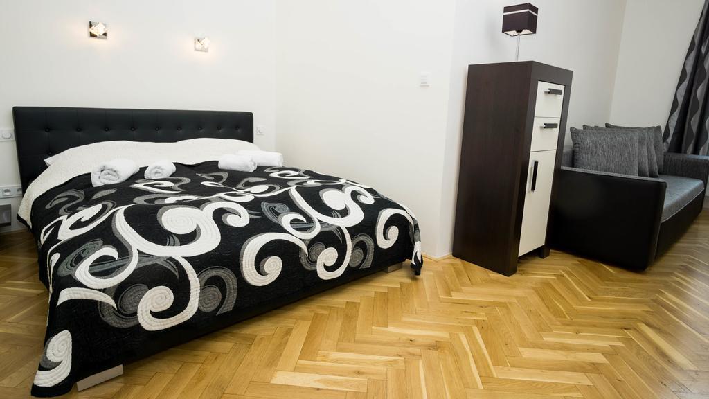 Black & White Apartment Prague By Wenceslas Square And Muzeum *