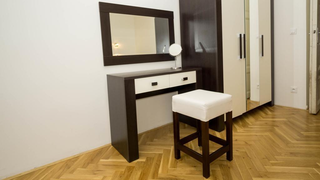 Black & White Apartment Prague By Wenceslas Square And Muzeum *