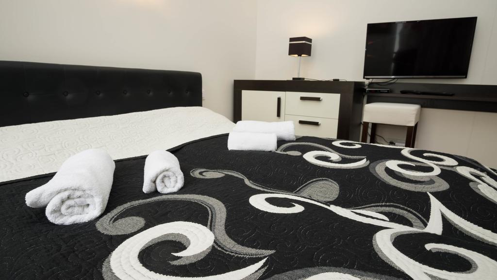 Black & White Apartment Prague By Wenceslas Square And Muzeum Apartment Prague
