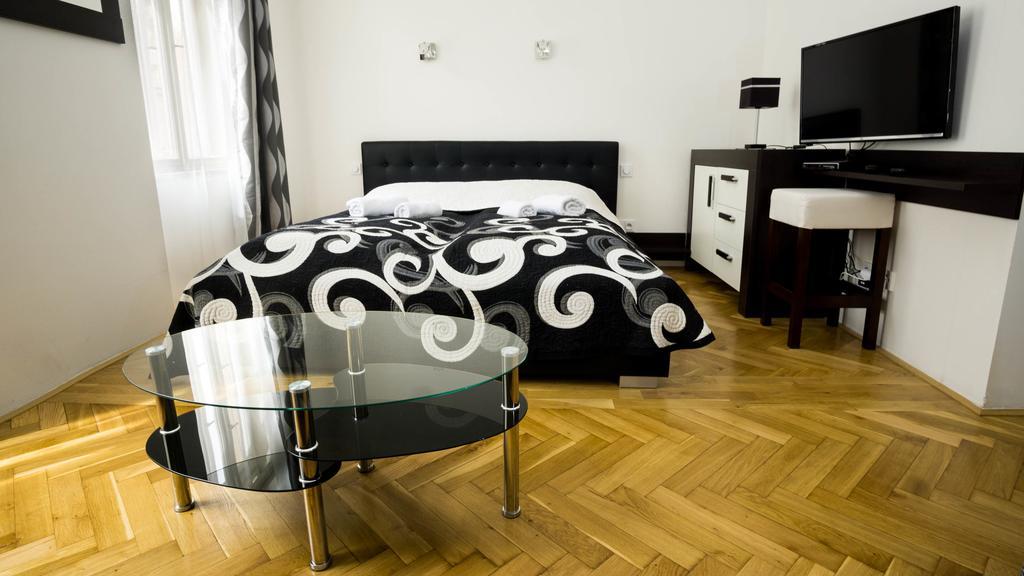 Black & White Apartment Prague By Wenceslas Square And Muzeum Prague