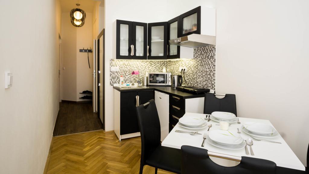 Black & White Apartment Prague By Wenceslas Square And Muzeum Apartment
