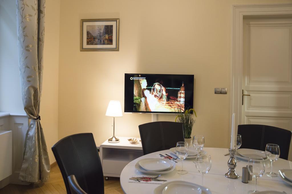 Modern Všehrdova Apartment *