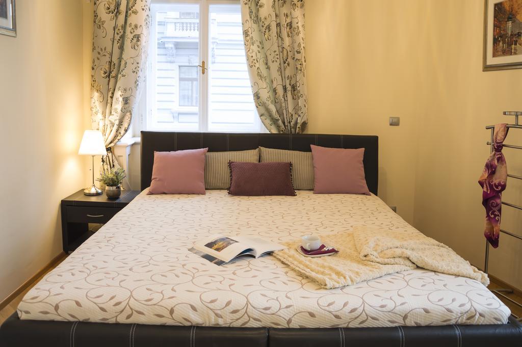 Modern Všehrdova Apartment Prag