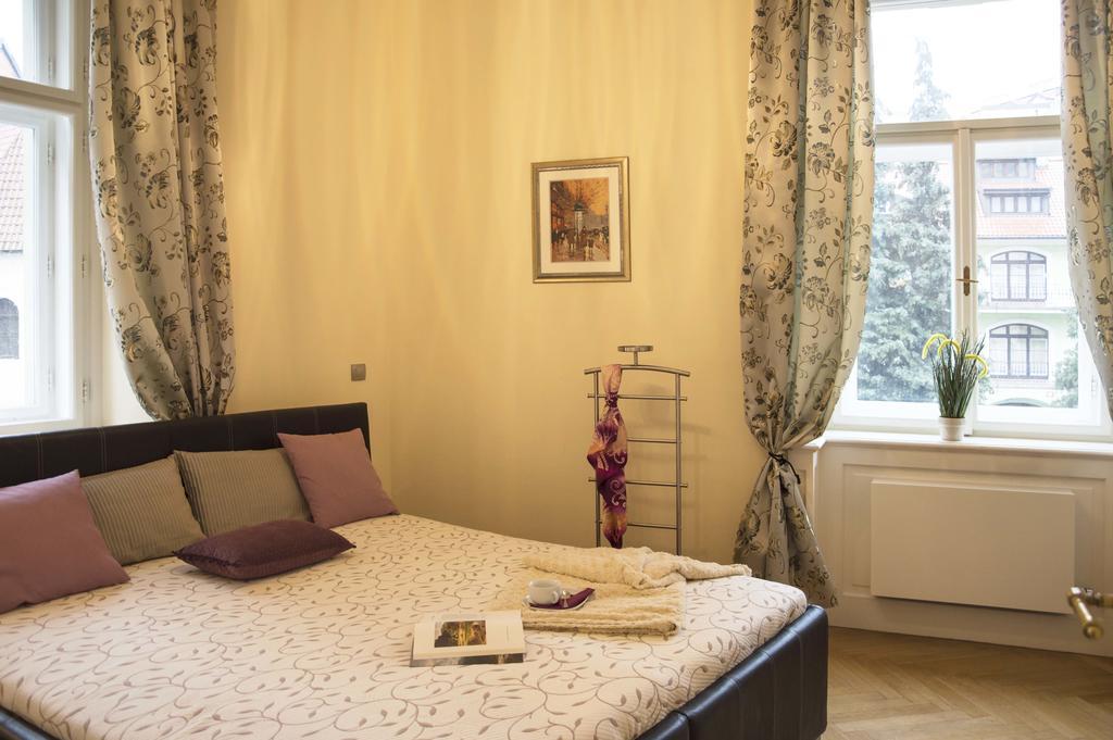 Modern Všehrdova Apartment Prag