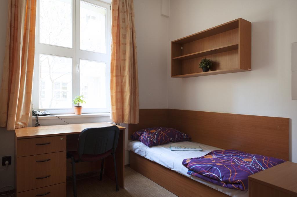 Roosevelt Hostel *