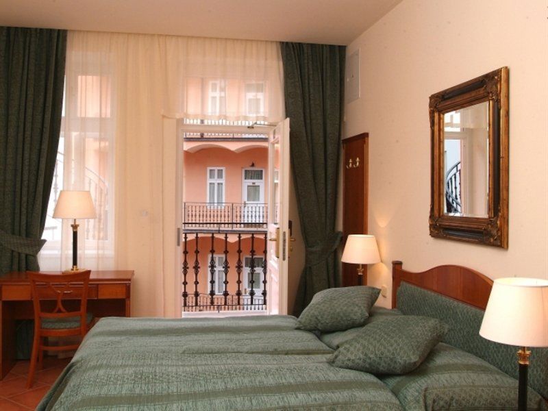 Ariston 4*